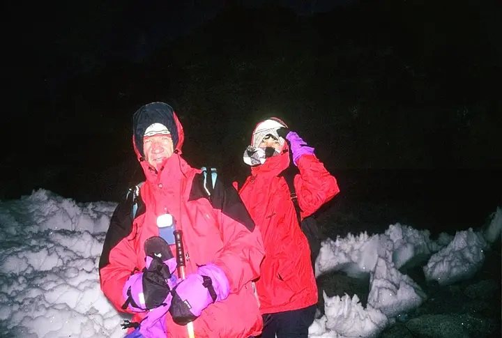 Ob svetlečih zvezdah in zelo mrzlem jutru čakata Angelca in Marko Žerovnik na Gilmans Pointu, 5685 m, Kilimandžara, na vzhajajoče sonce.