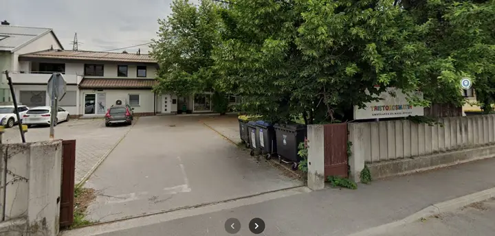 Vhod na parkirišče Veterine Tristokosmatih