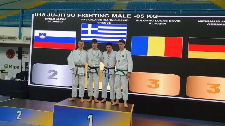 Aleks Švelc, evropski podprvak (prvi z leve) v ju-jitsu