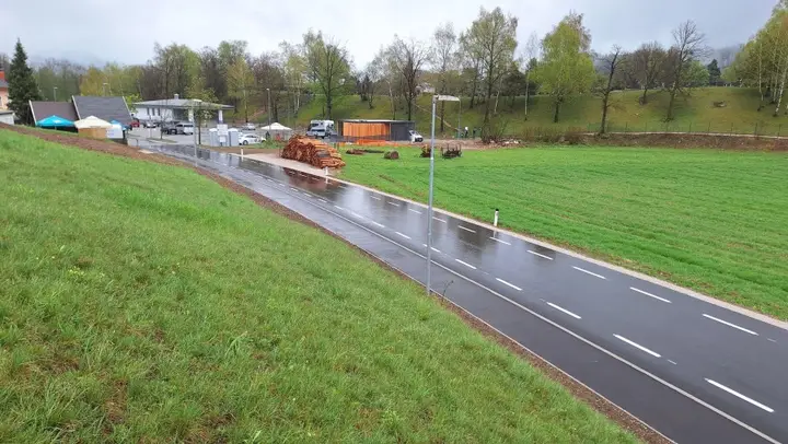 Prenovljena cesta na Blejski Dobravi.