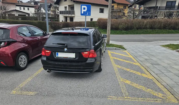 Parkiranje v Logatcu pod nadzorom: več reda, več varnosti za vse
