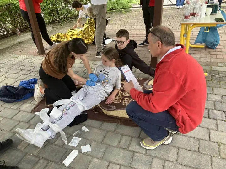 Ocenjevalec ocenjuje ustreznost oskrbe poškodbe. Foto: RKS.