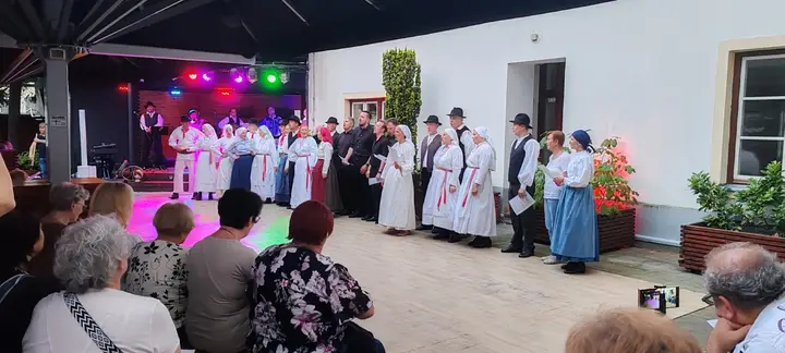 Etno večer združil glasbo, ples in srce obiskovalcev