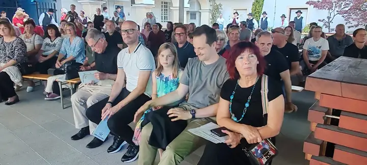 Etno večer združil glasbo, ples in srce obiskovalcev