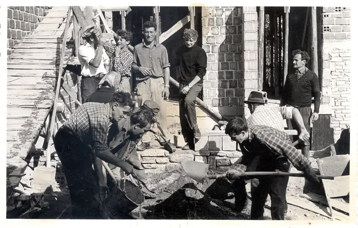 Foto: Gradnja družinske hiše v Starem trgu pri Slovenj Gradcu, ok. 1970. Foto: Oto Vončina (osebni arhiv: Simona Vončina)