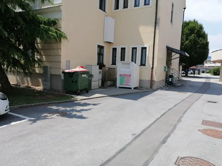 Zabojnik stoji za stavbo Občine Polzela. Foto: RKS - OZ Žalec.