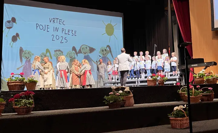 Otroci Vrtca Mavrica Vojnik navdušili s folklornim plesom in zborovskim petjem na prireditvi 'Vrtec poje in pleše