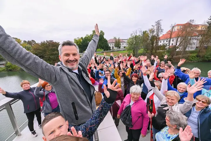 Sprehajalci napolnili novozgrajeni brvi in Glavni trg