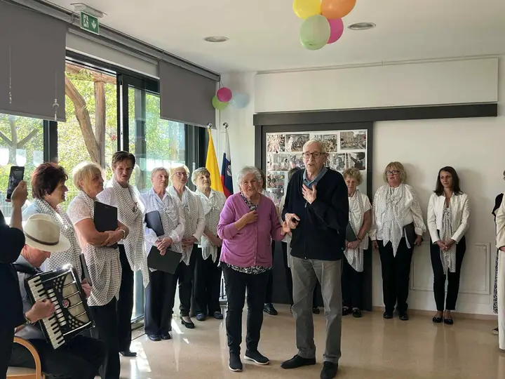 Božidar Humar zapoje Daleč je za naju pomlad, arhiv Občine Miren-Kostanjevica