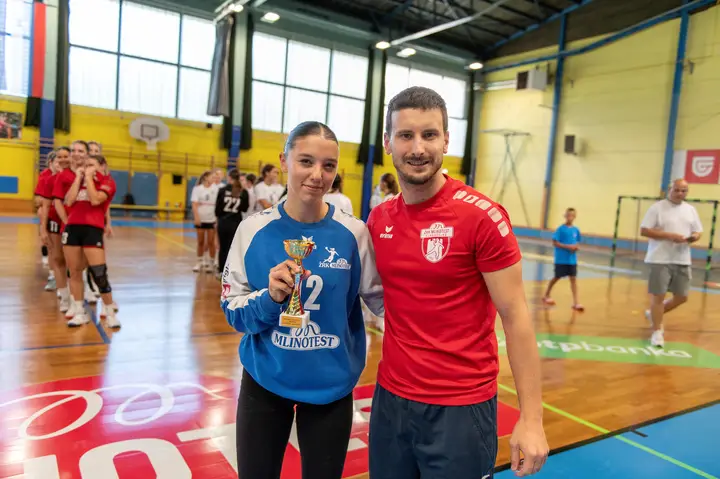 Kapetanka Kaja Turk prejema pokal za najboljšo ekipo na turnirju