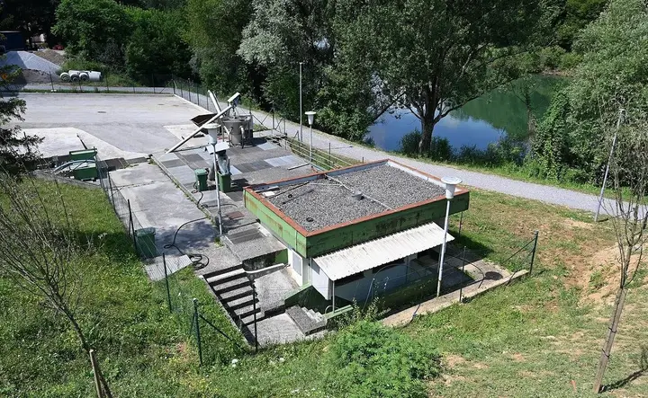Zapora odseka sprehajališča pod Štukljevo brvjo v Irči vasi