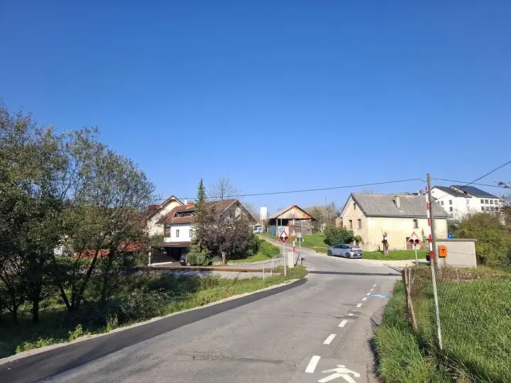 Do dijaškega in študentskega doma vodi nova pešpo