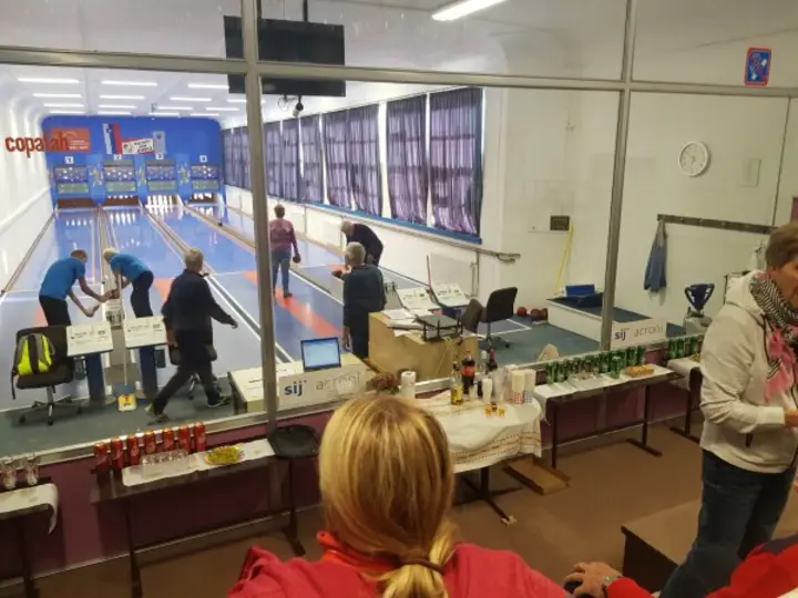 Kegljači in kegljačice med tekmovanjem v Športnem parku Podmežakla. (Foto: DU Jesenice)
