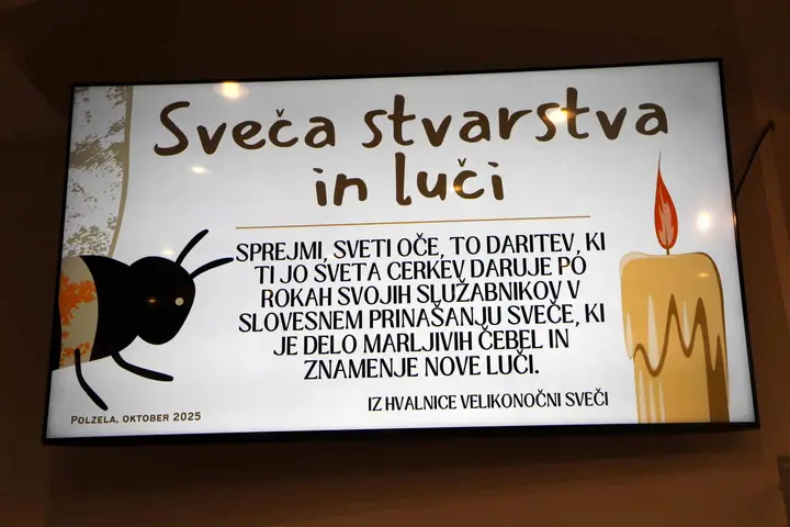 Sveča iz čebeljega voska za papeža – darilo slovenskih čebelarjev