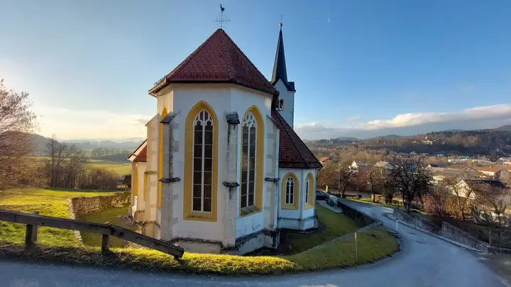 Trojni oltarni zaključek na vzhodni strani. Avtorica fotografije: Andreja Kos