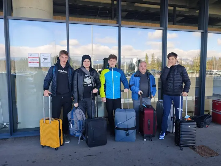 Ekipa Gimnazije Jesenice na brniškem letališču.