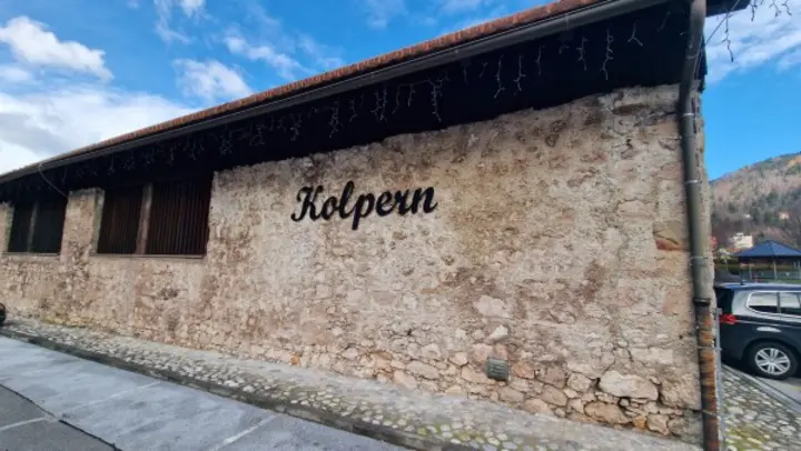 Novi napis na stavbi Kolperna.