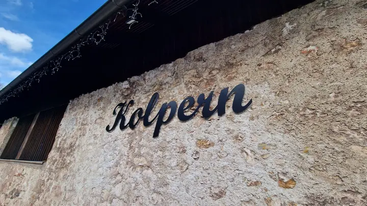 Nov napis, koš in klop v Krajevni skupnosti Sava