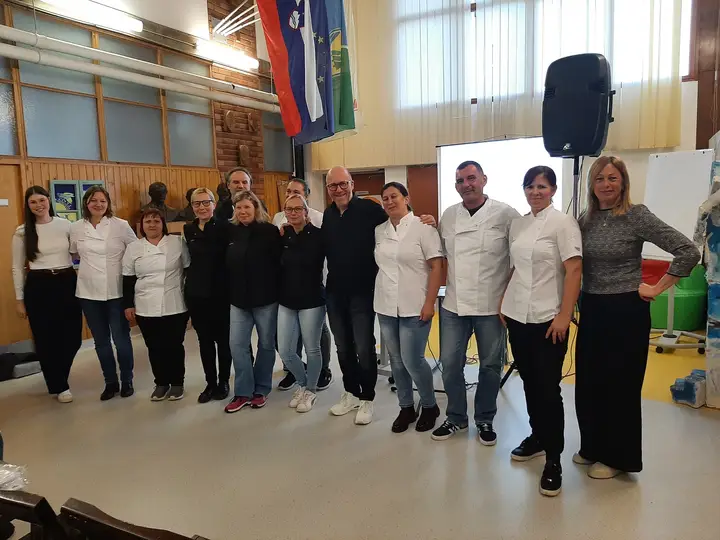 Chef Uroš Štefelin in kuharsko osebje; Avtor: Martina Hribar Brus