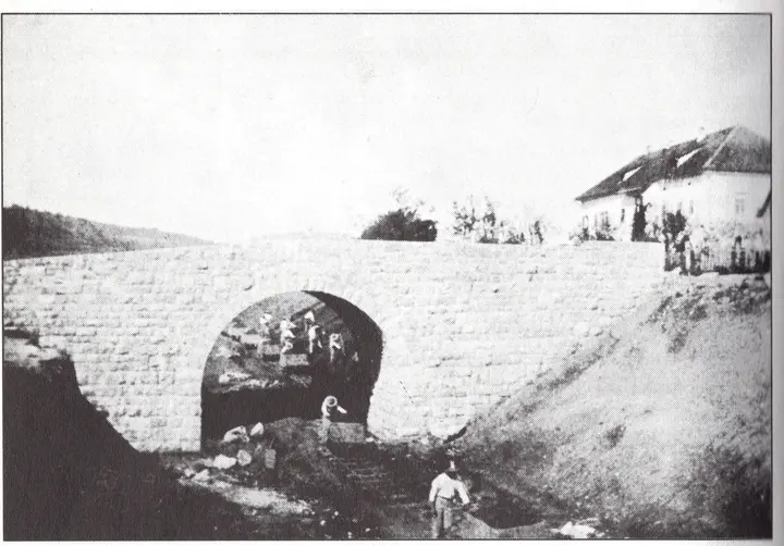 Gradnja železniškega nadvoza v Trebnjem, 1883. Vir: Fototeka KMJ