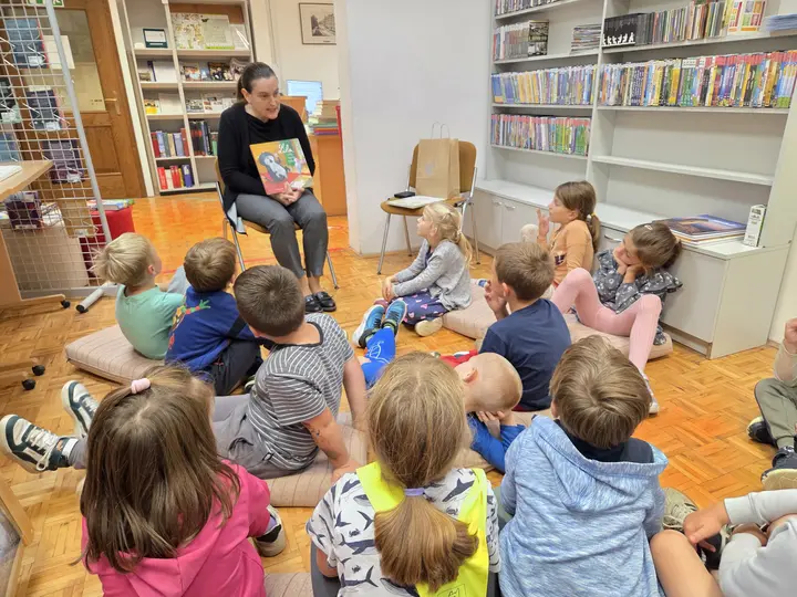 Prvošolci med knjižnimi zakladi v Občinski knjižnici Vransko