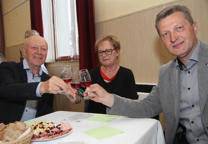 Predsednik Društva savinjskih vinogradnikov Silvo Marič z ženo in županom Jožetom Kužnikom (desno) ob nazdravljanju na prazniku vina