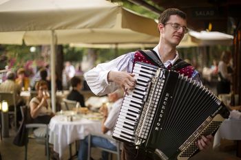 Zabava z narodnozabavno glasbo na Terasi restavracije Grill