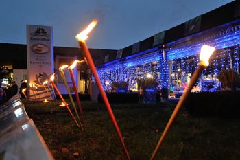 Pohod z baklami ob jezeru