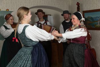 ODPOVEDANO: Zveni po praznikih