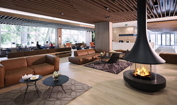 Pozdrav harmonikaša v preddverju hotela