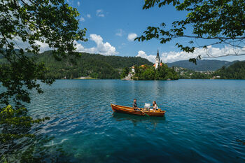 Pravljični torek: zajtrk na čolnu na jezeru in obisk jezerske deklice