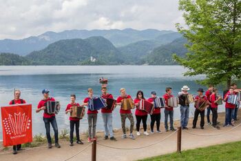 Harmonike ob Blejskem jezeru