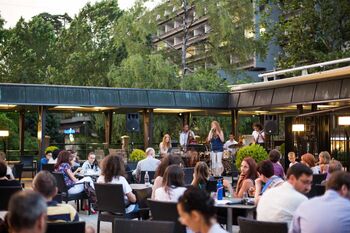 Poletni glasbeni večeri na terasi Kavarne Park: Glasbeni večeri ob kitarski glasbi