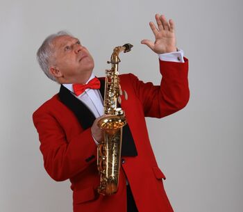 Nastopa saksofonista Ota Vrhovnika s pevko Dunjo in navijaške skupine – Bolj stare, bolj skeglane