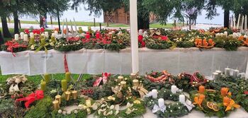 Adventni sejem na Jezerski promenadi: dobrodelna prodaja adventnih venčkov