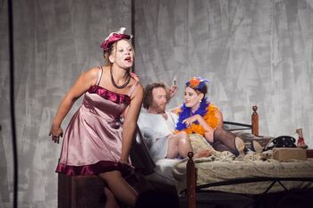 Predstava: Nič resnega