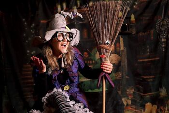 Otroška gledališka predstava: Super čarovnica Mici