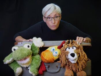 Lutke na gradu: Zmešnjava iz kovčka (Lucija Čirovič)