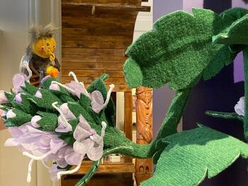 Pravljična ura za otroke: Čebelica Medka - iz življena čebel