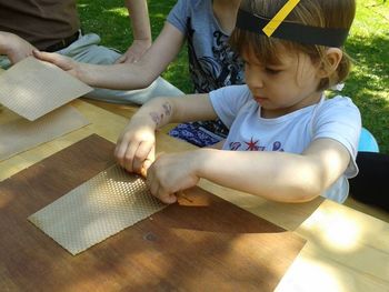 Čarobni dan - delavnici risanje panjskih končnic in izdelava sveč