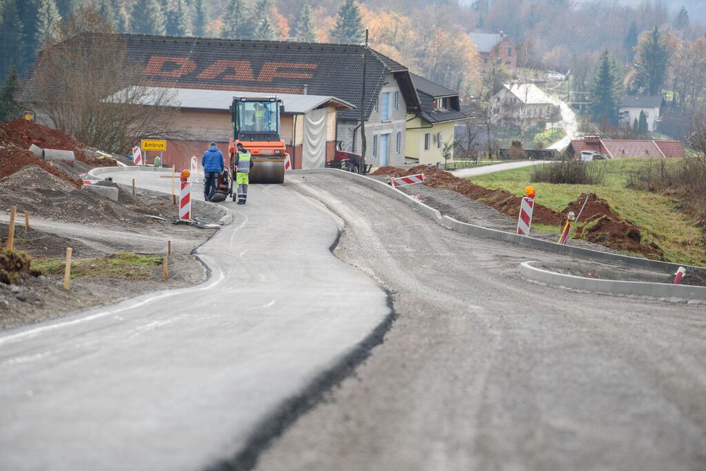 Sveti Miklavž prinesel novo asfaltno podlago v Ambrus