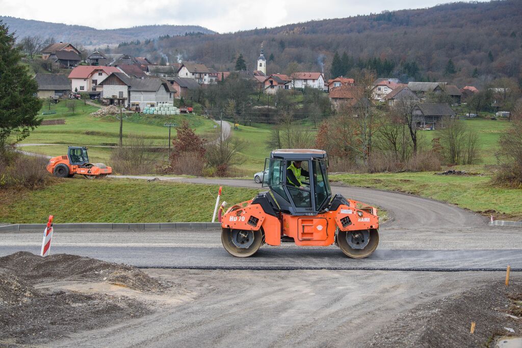 Sveti Miklavž prinesel novo asfaltno podlago v Ambrus
