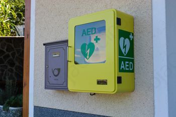 V zahvalo gasilcem in krajanom podaril defibrilator