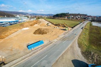Gradnja krožišča na zahodni obvoznici v Ivančni Gorici v polnem teku
