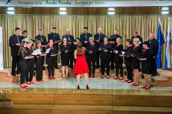 V Šentvidu pri Stični je potekala območna revija pevskih zborov