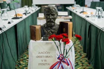Jurčičev »Deseti brat« razstavljen v prostorih občine Jurčičev »Deseti brat« razstavljen v prostorih občine