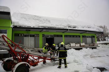 Sneg poškodoval streho kmetijske zadruge v Zagradcu