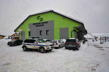 Sneg poškodoval streho kmetijske zadruge v Zagradcu Sneg poškodoval streho kmetijske zadruge v Zagradcu