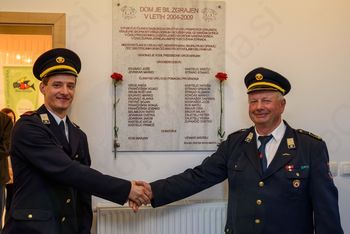 Odkritje spominske plošče na enem najlepših gasilskih domov v Sloveniji