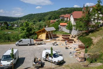 Priprave na svečano otvoritev Čebelnjaka Kranjske čebele v Višnji Gori